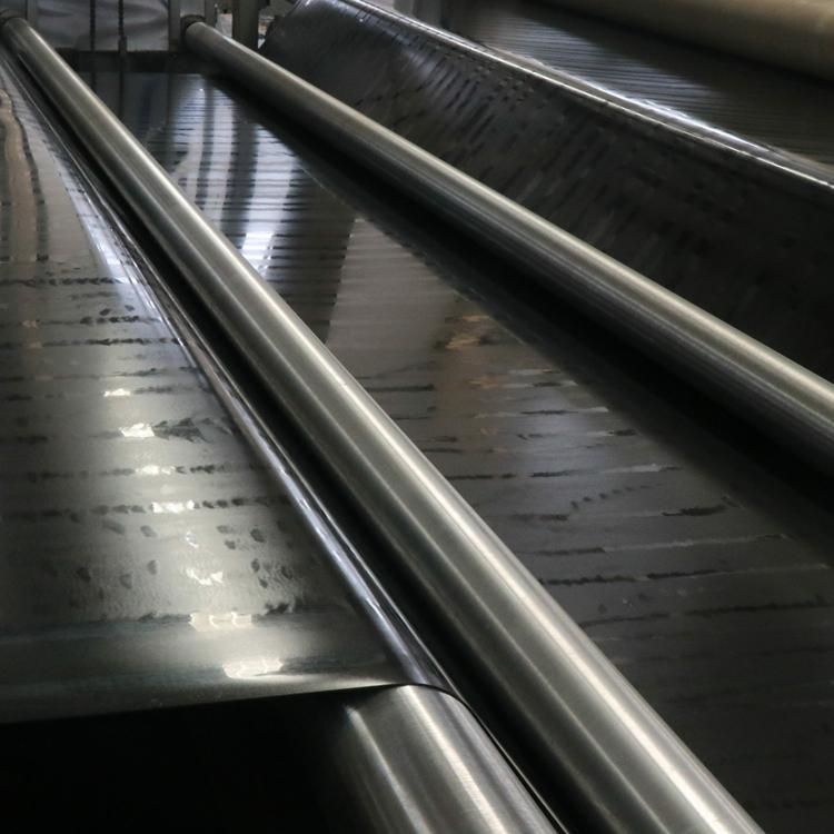 土工膜在铺设中，应避免产生人为褶皱，温度较低时，应尽量拉紧，铺平。