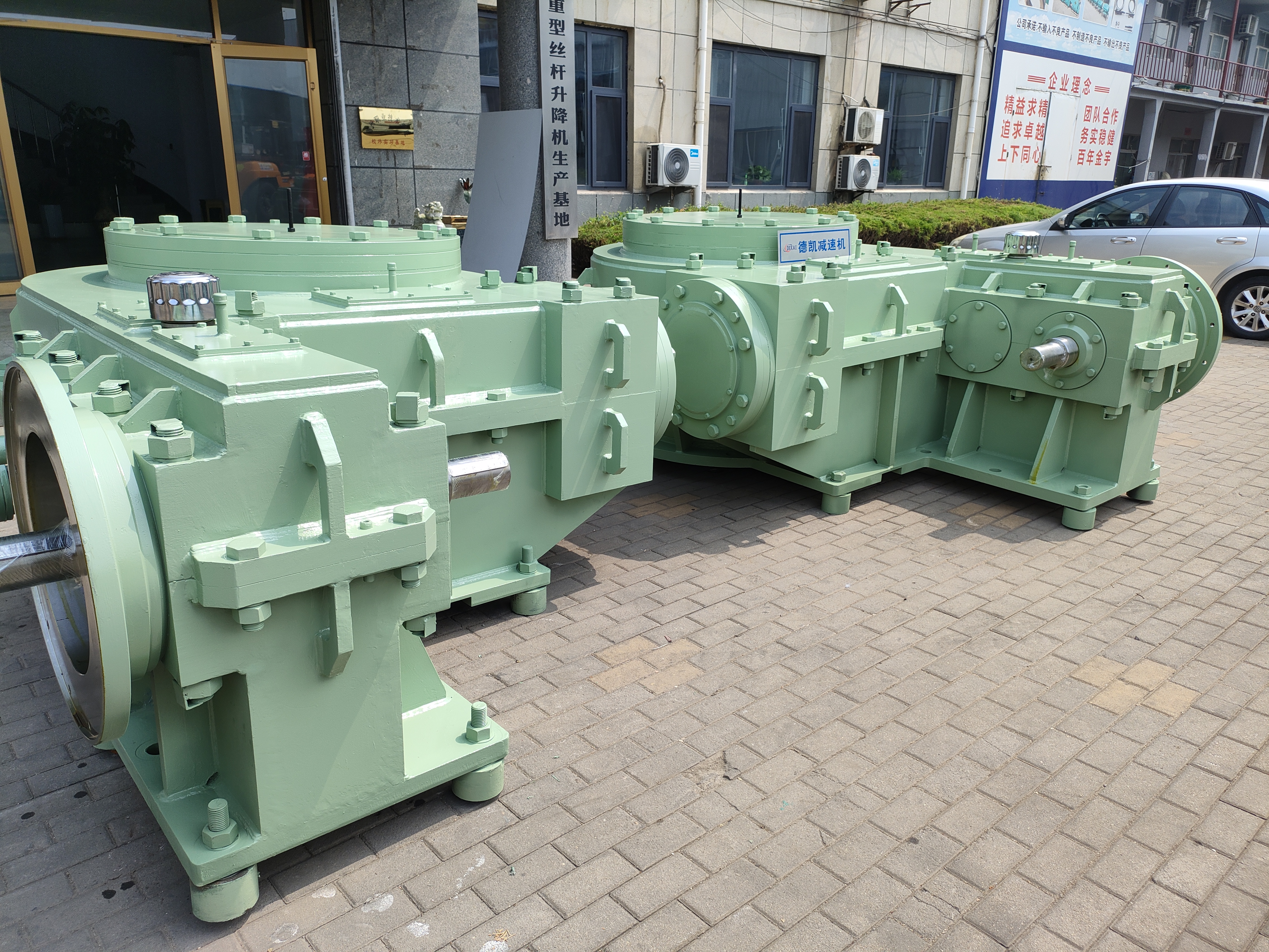 鋼廠中厚板軋機壓下二次包絡蝸桿-齒輪多級減速機