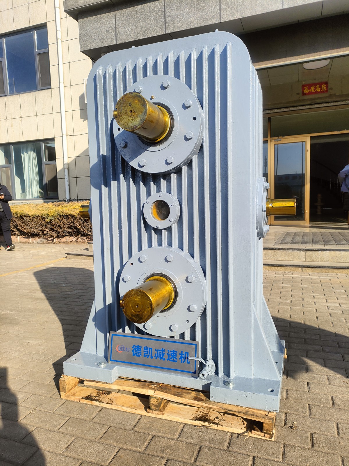 雙蝸輪雙入二次包絡(luò)減速機，寧德時代專供電池隔板壓片機減速機，助力中國新能源汽車行業(yè)飛速發(fā)展。#新能源汽車 (15).jpg