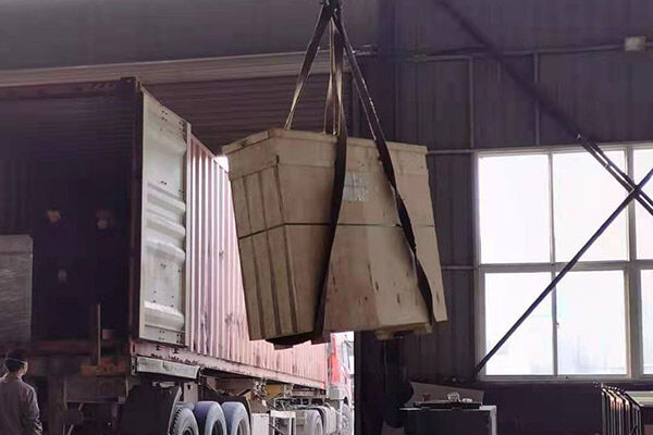 印度客戶PBT拉絲機發(fā)貨裝柜