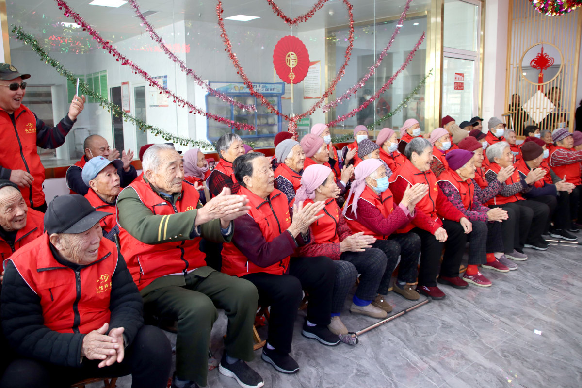 老人鼓掌.jpg 老人鼓掌.jpg