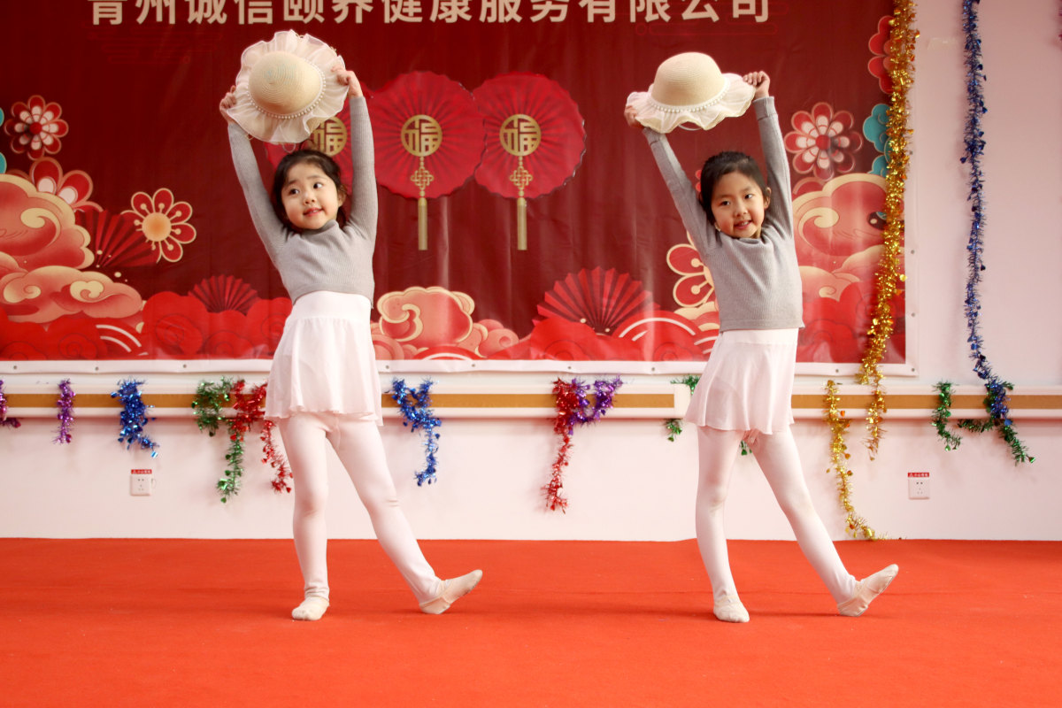 小孩跳舞.jpg 小孩跳舞.jpg