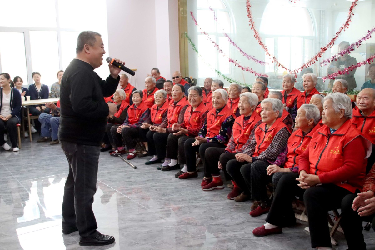 和老人互动唱歌.jpg