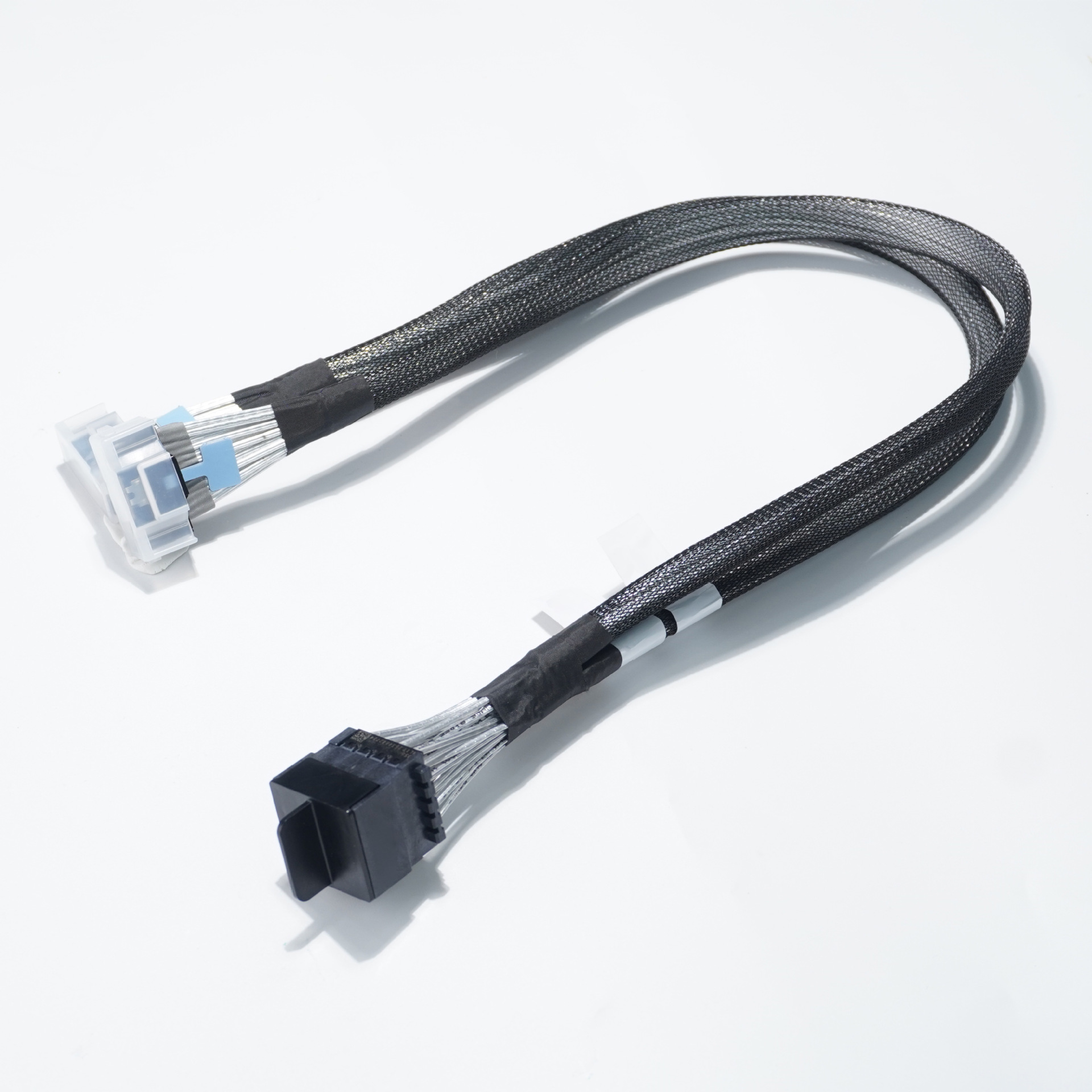 液冷AI服务器的线束有什么特殊要求？