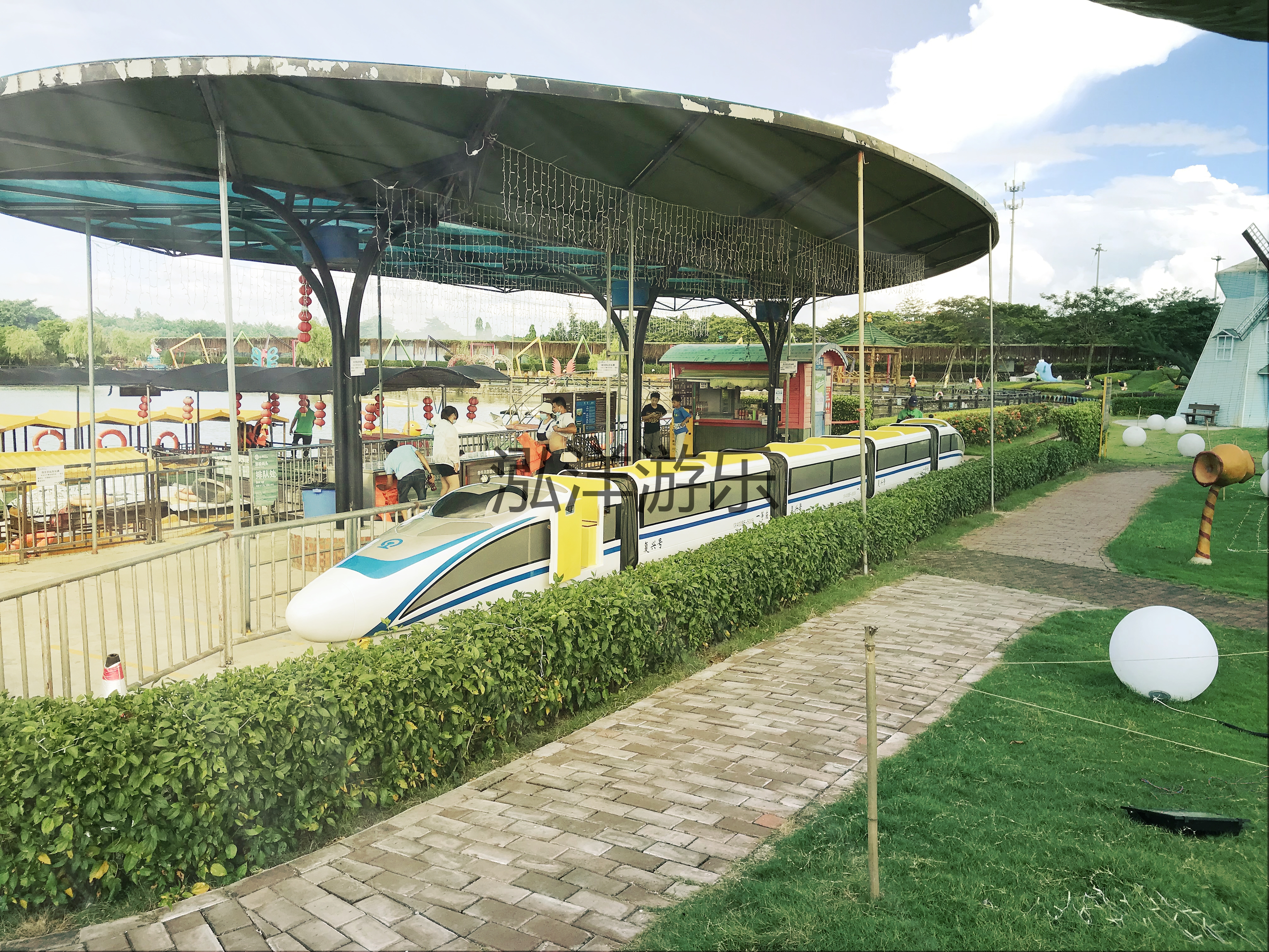 网红高铁轨道小火车