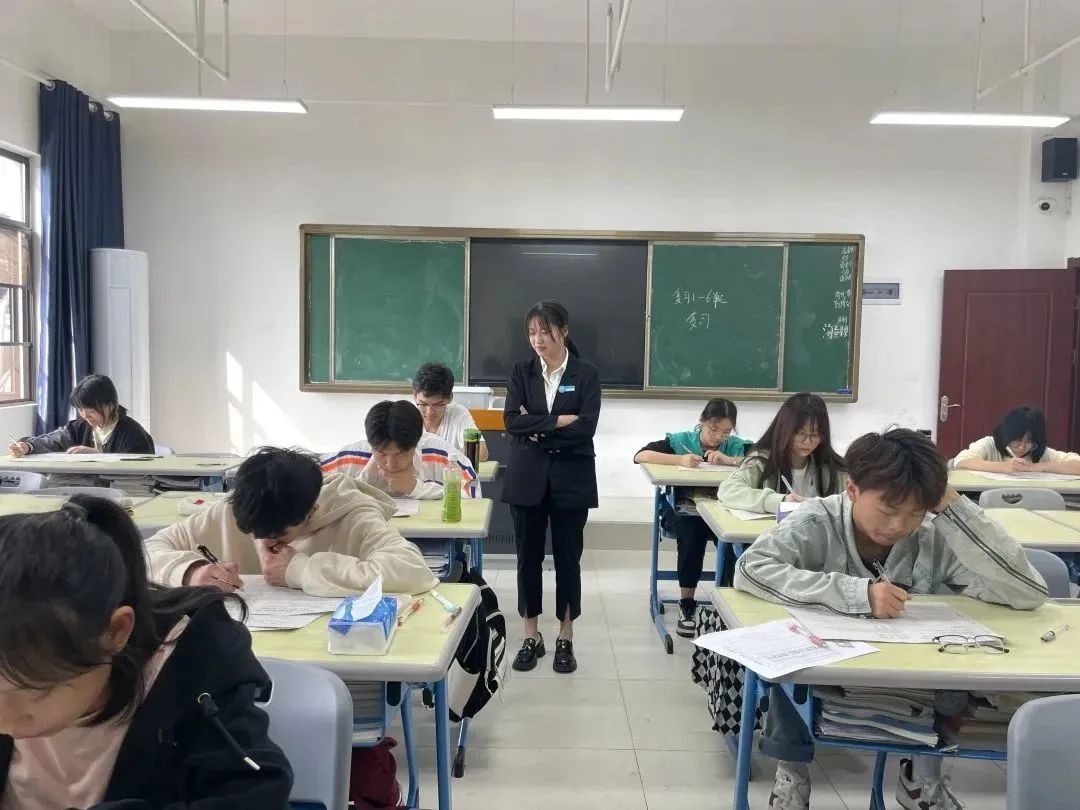 笔底风云显英雄本色，卷面春秋展学子宏图