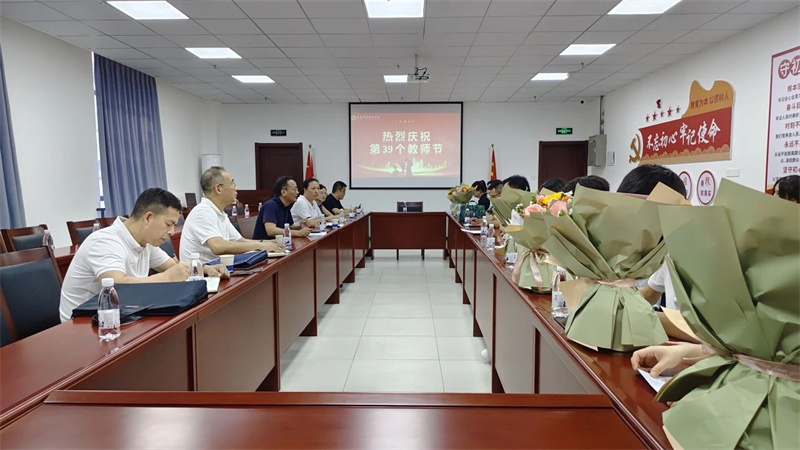 心系教育 情暖园丁 | 人社局领导赴我校开展教师节走访慰问活动
