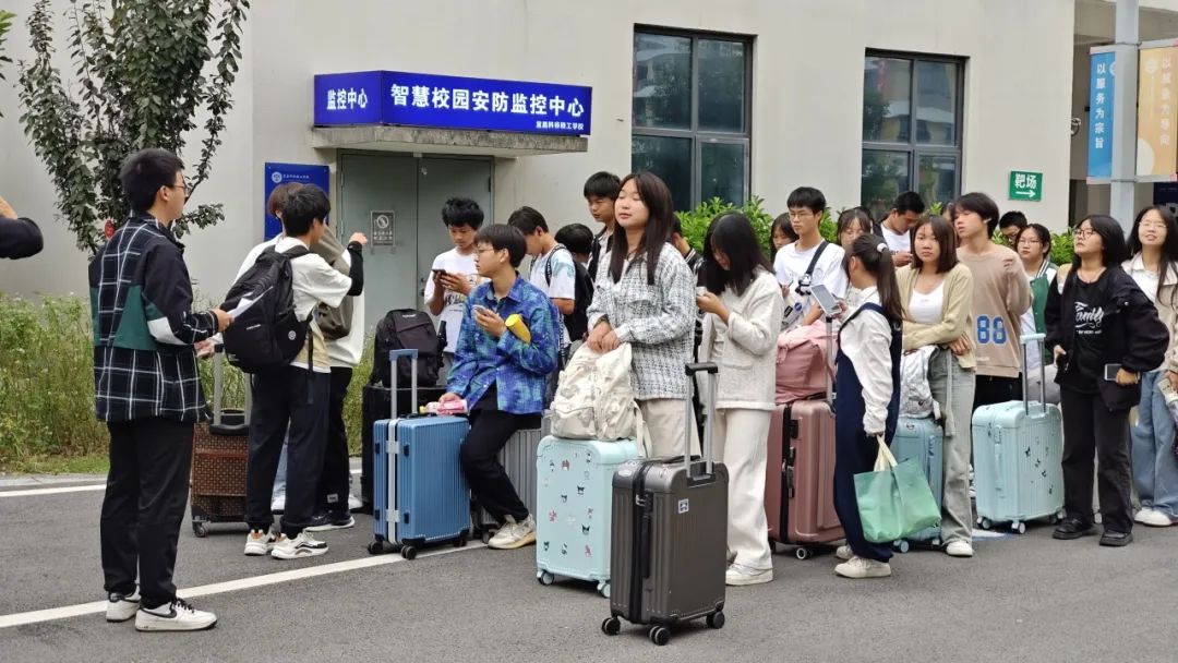 爱心护学岗 温暖回家路——宜昌科谷技工学校组织学生安全有序离校