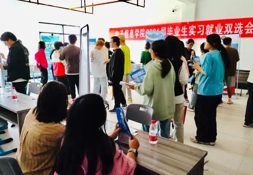 校园新闻|点军成功举办毕业生就业校园双选会