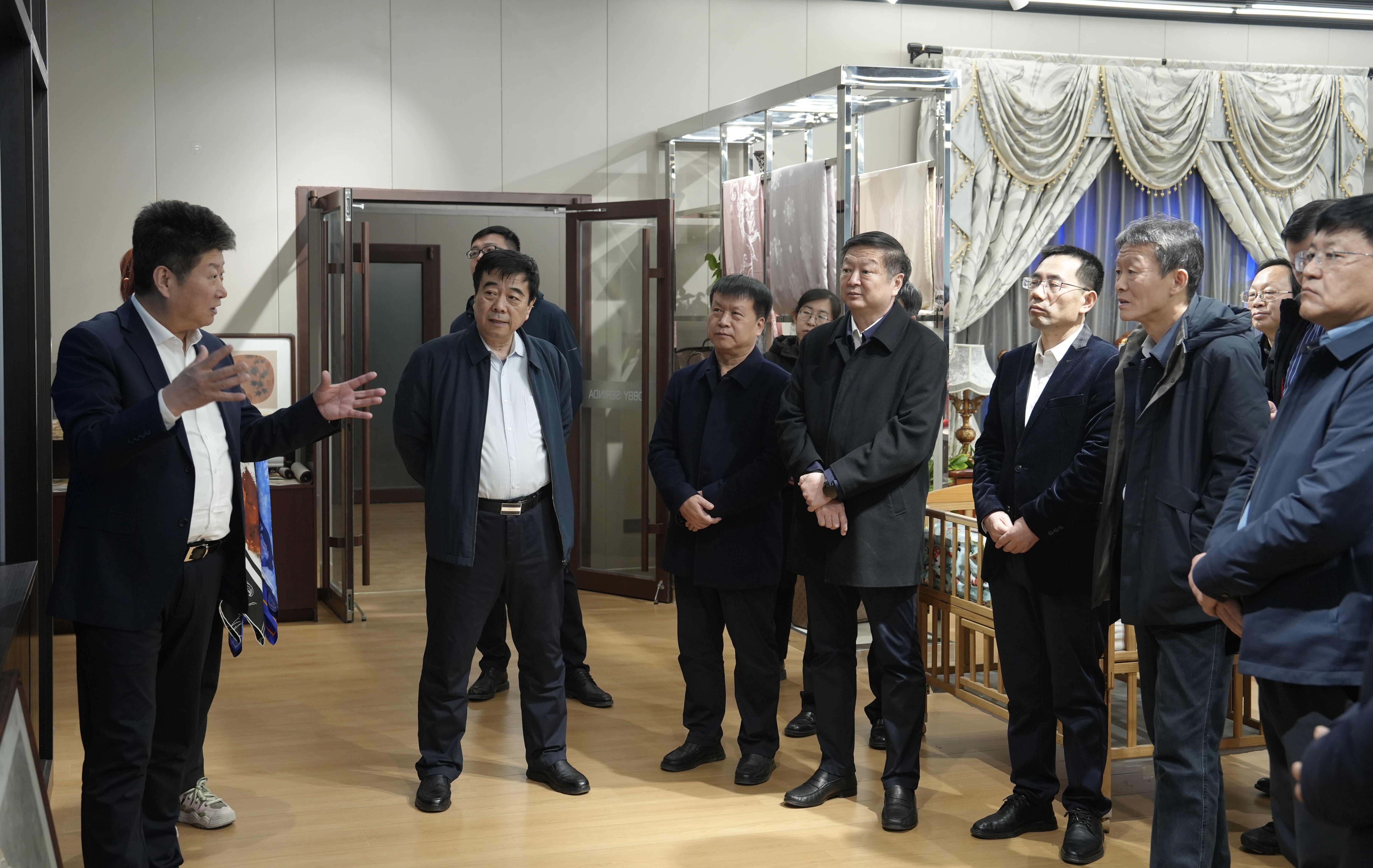 山东省工信厅副厅长王晓一行来淄博大染坊丝绸集团有限公司调研