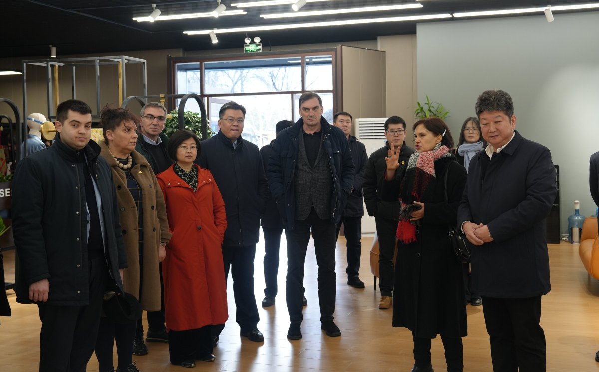 塞尔维亚客人来厂参观.jpg 塞尔维亚客人来厂参观.jpg