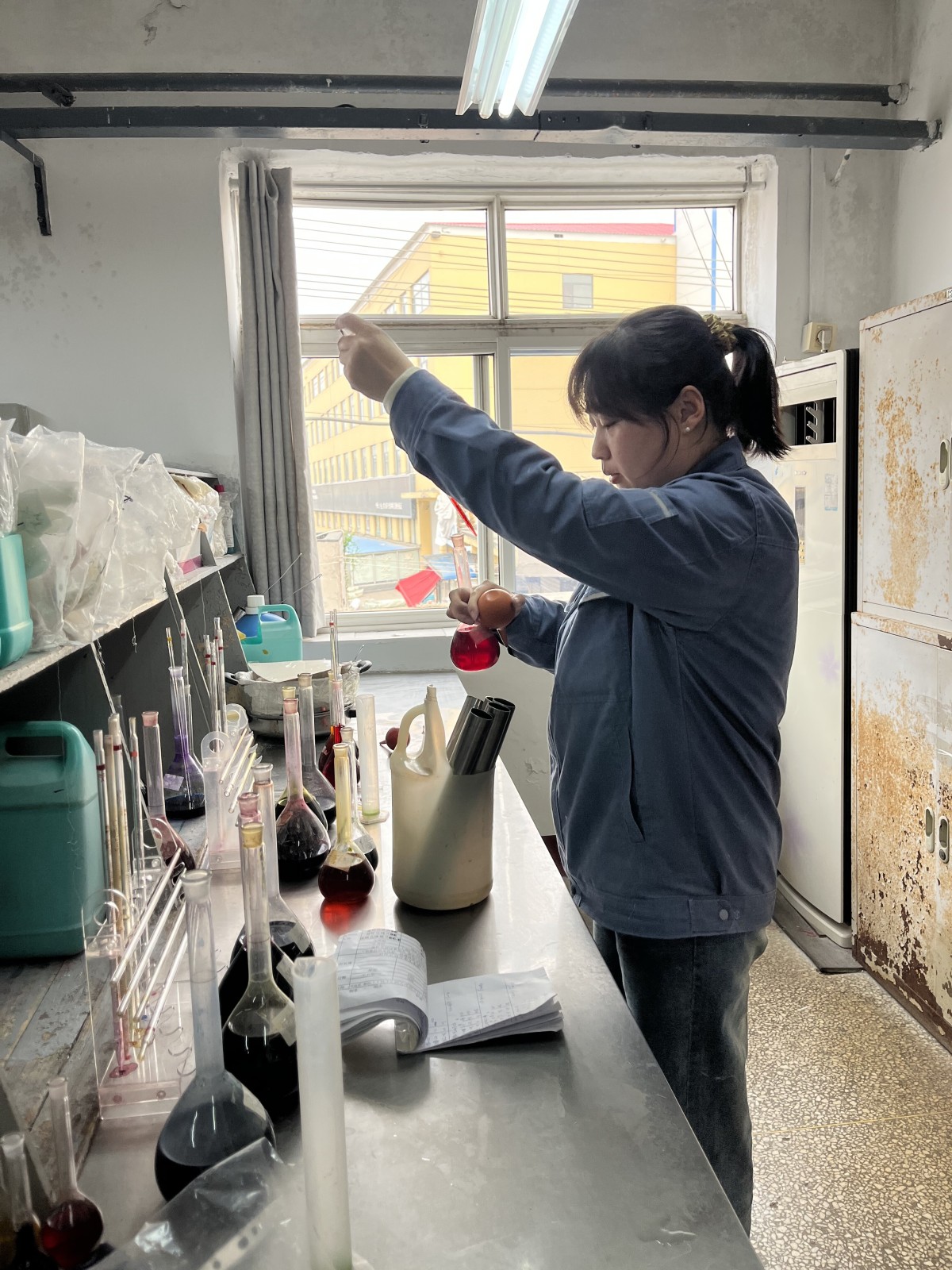 为真丝寻色的幕后工匠.jpg 为真丝寻色的幕后工匠.jpg