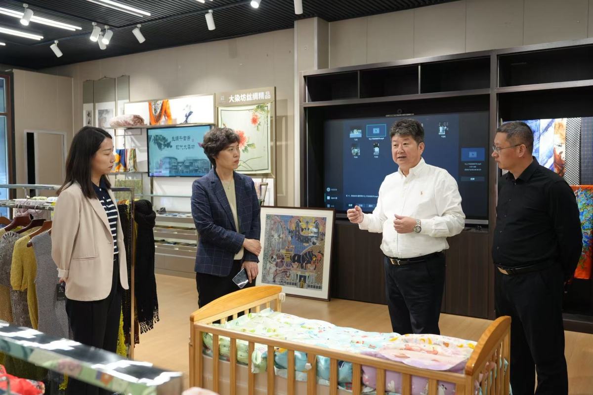 调研组一行参观企业展厅