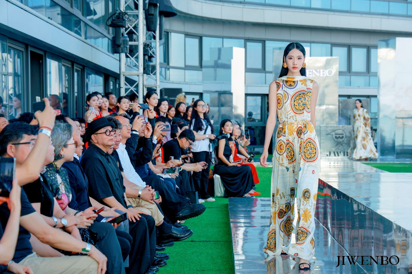 JIWENBO&淄博大染坊丝绸高定大秀——《裁月》鹭岛绽放：邂逅丝绸，裁一段千年月光
