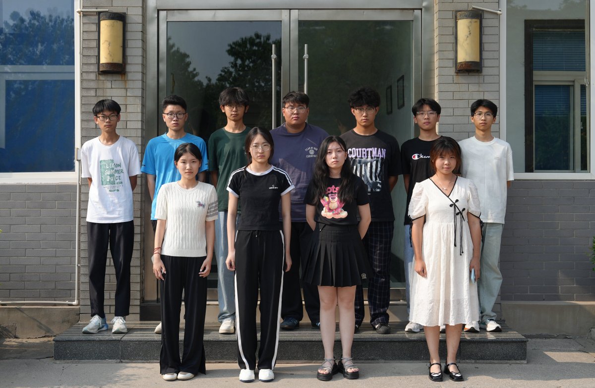 2025“金榜题名”学子合影 2025“金榜题名”学子合影