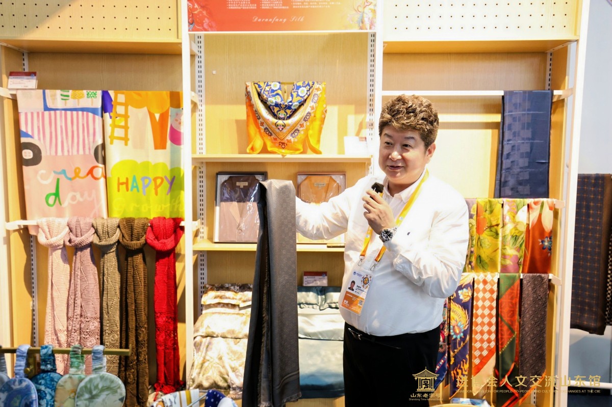 总经理张晓光介绍“鲁锦”系列产品