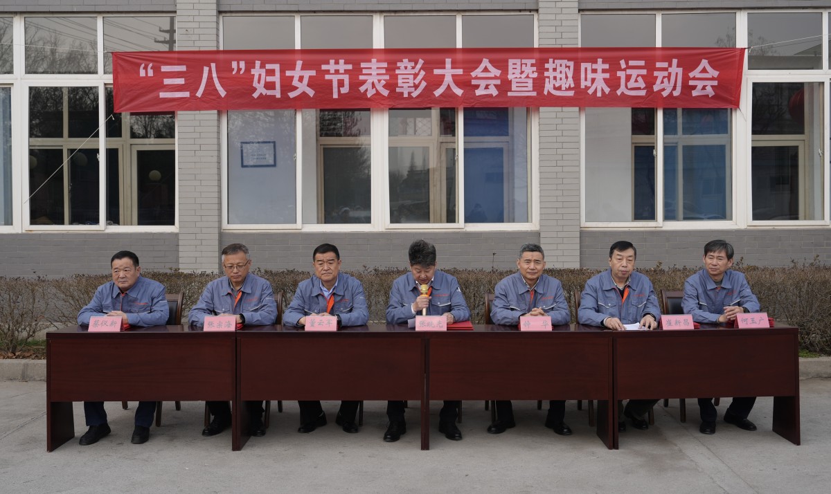 张总宣读表彰决定 张总宣读表彰决定