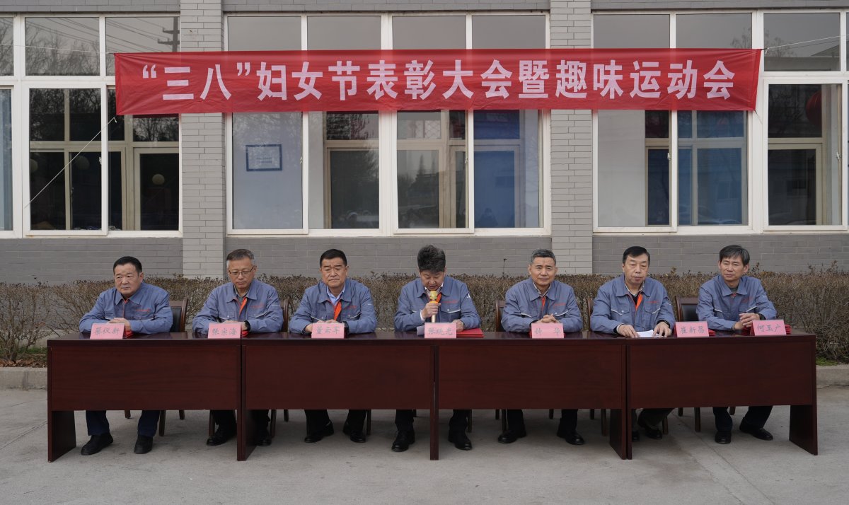 张总宣读表彰决定