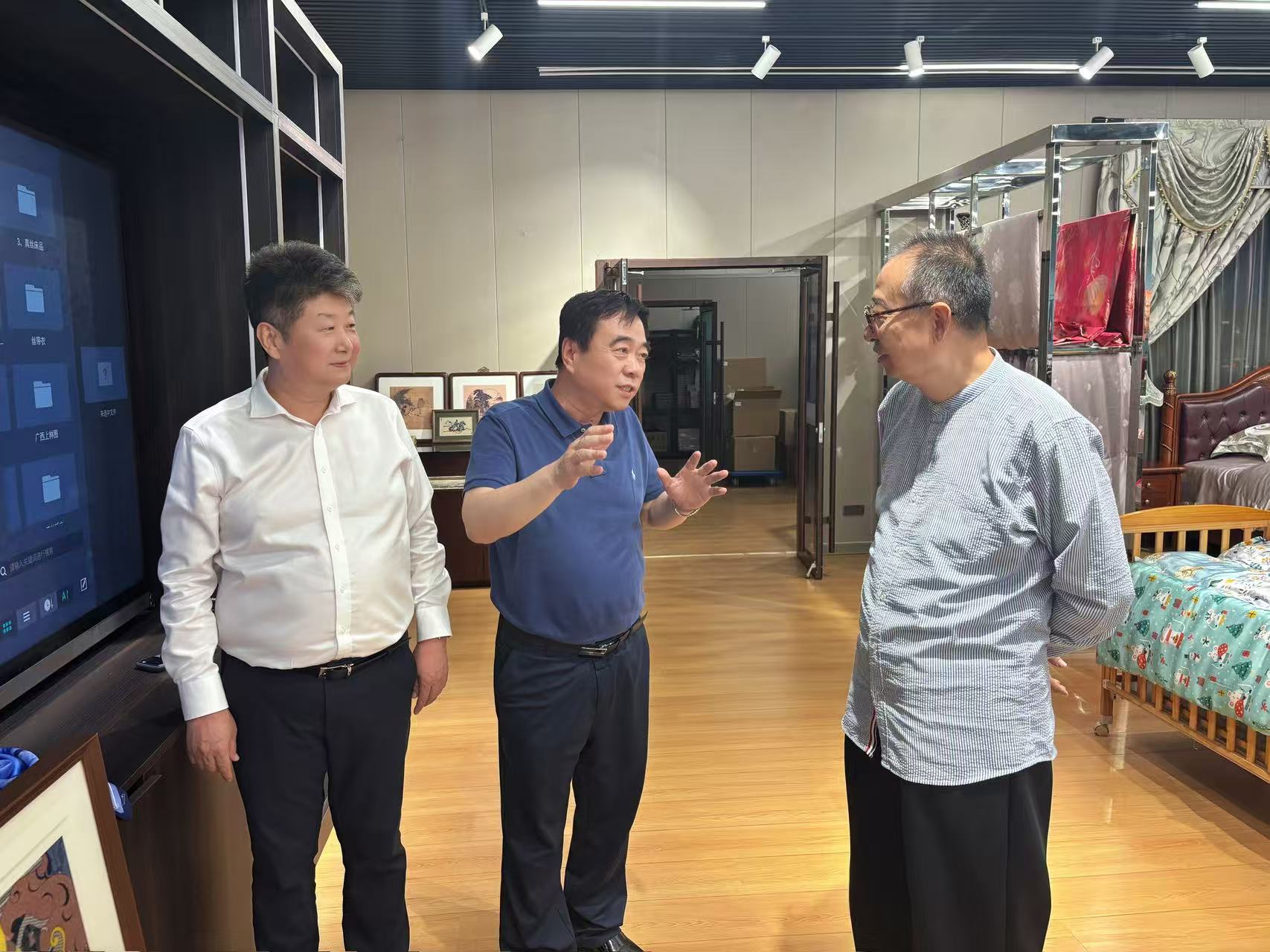 中国文联副主席潘鲁生莅临企业参观交流