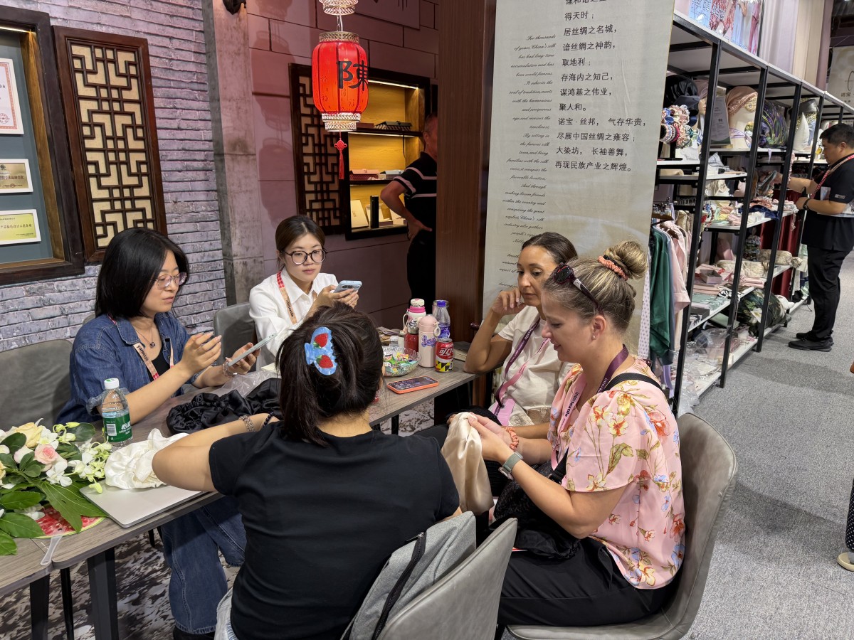 金秋启序，丝韵赴沪｜大染坊丝绸亮相2026中国国际纺织面料及辅料（秋冬）博览会