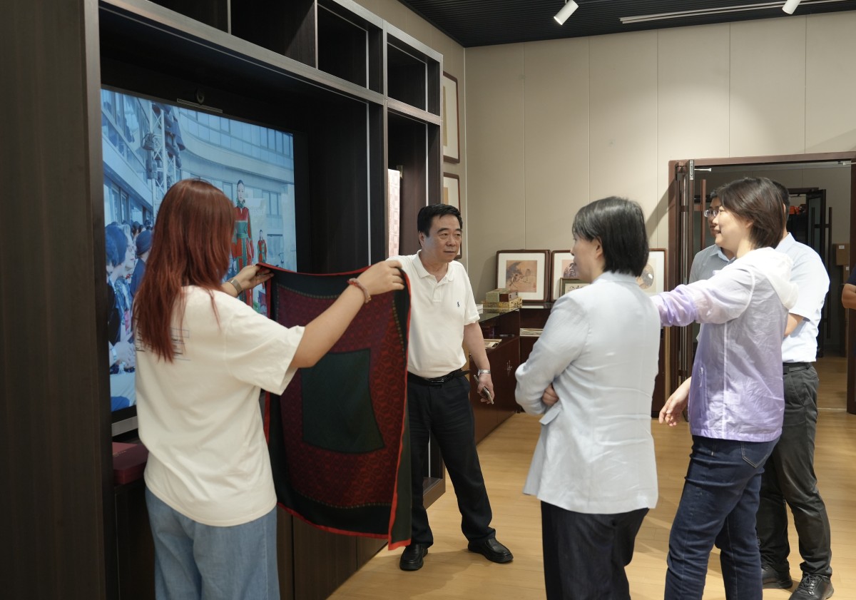 参观展厅 省委政研室领导一行莅临企业开展历史经典产业调研
