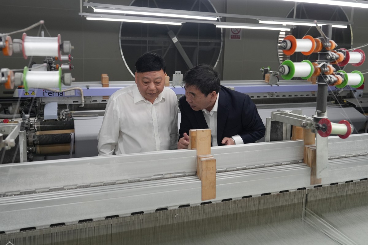 参观织造生产车间 重庆市商务委考察团莅临集团公司参观交流