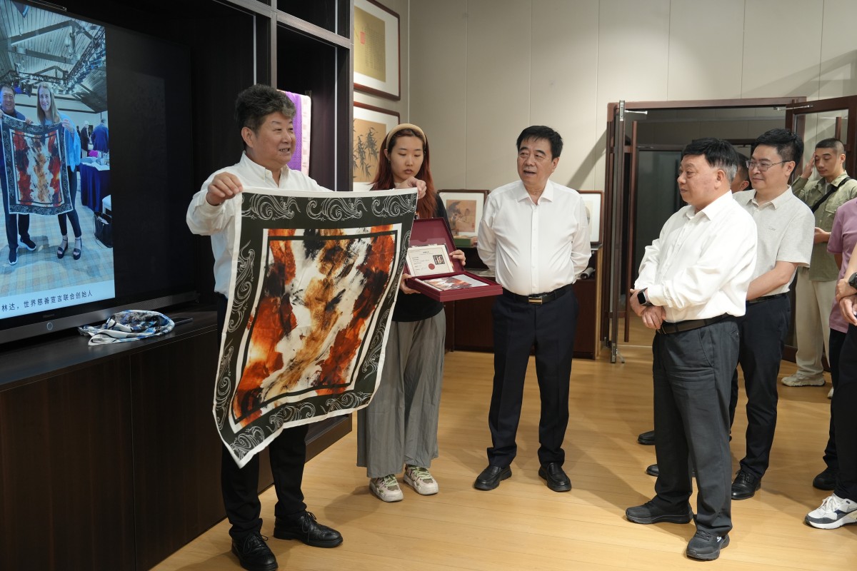 参观展厅 重庆市商务委考察团莅临集团公司参观交流