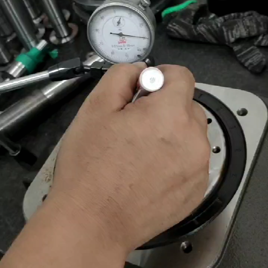 凸轮分割器固定大圆盘后出现盘面不水平的原因分析及解决办法