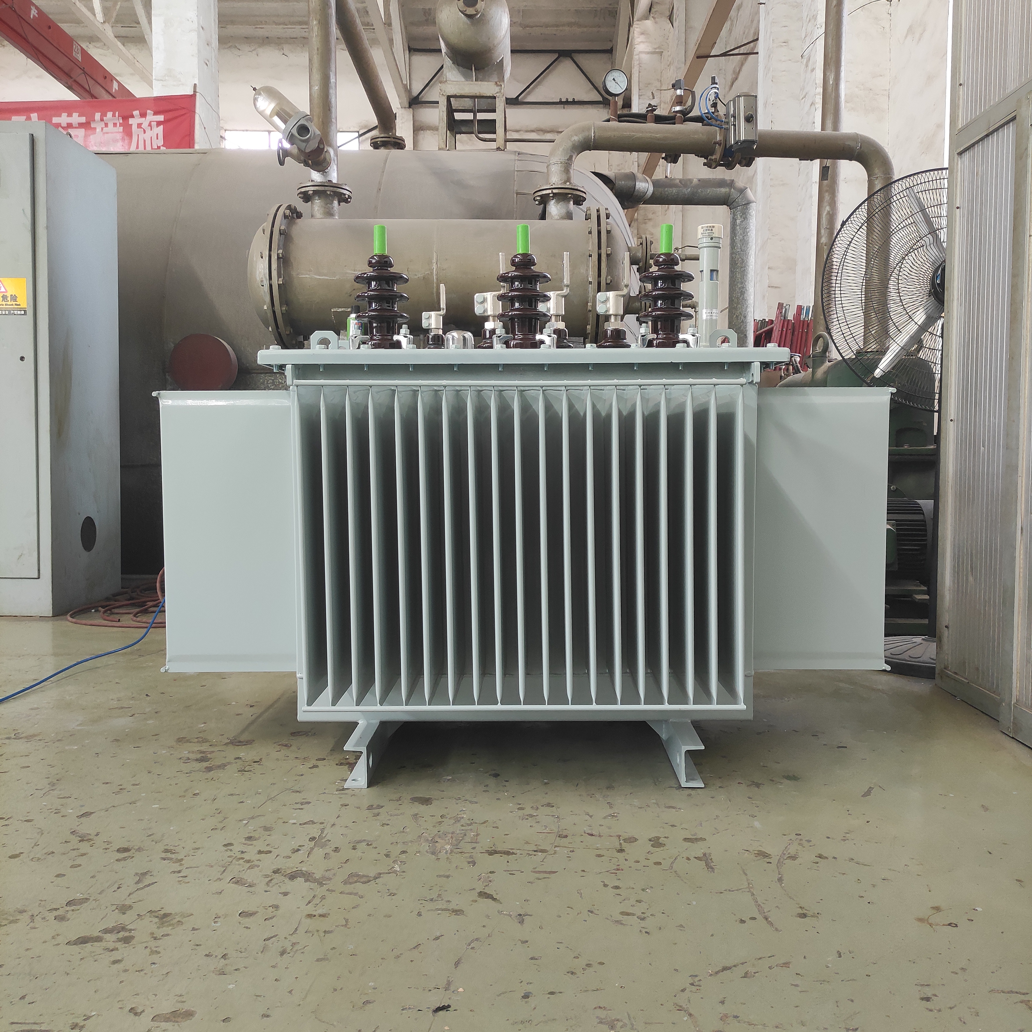 油浸式变压器的基本原理和结构：介绍油浸式变压器的工作原理、主要组成部分和特点，帮助读者了解其基本性质和用途