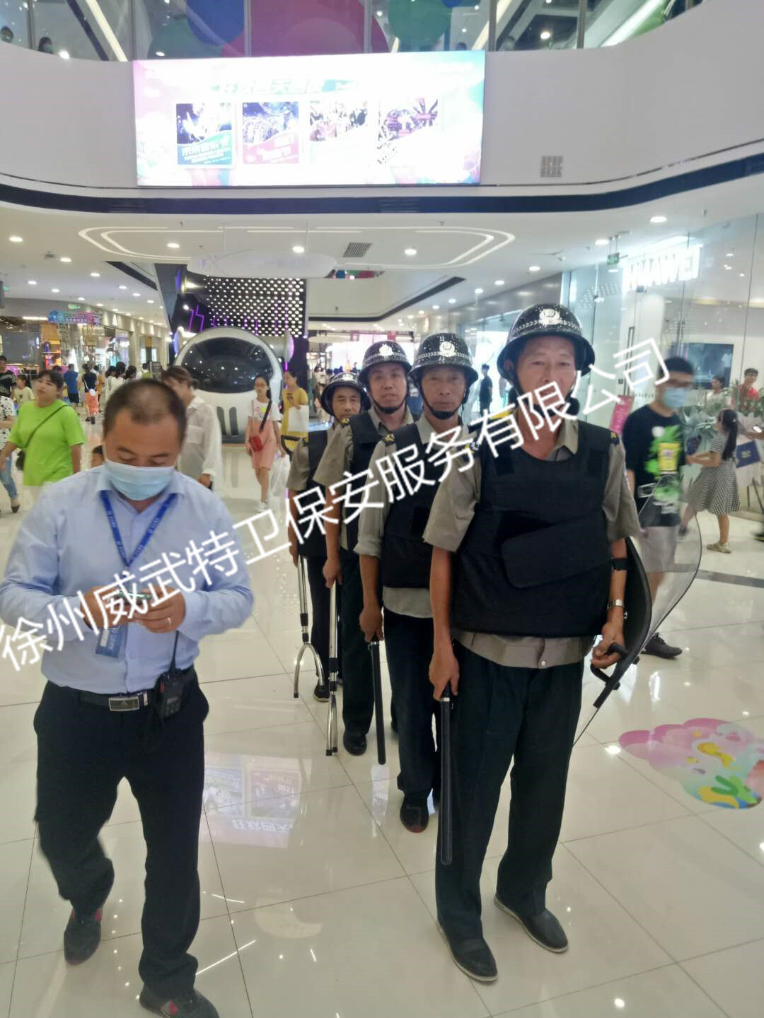 坚守岗位，全力维护商场秩序