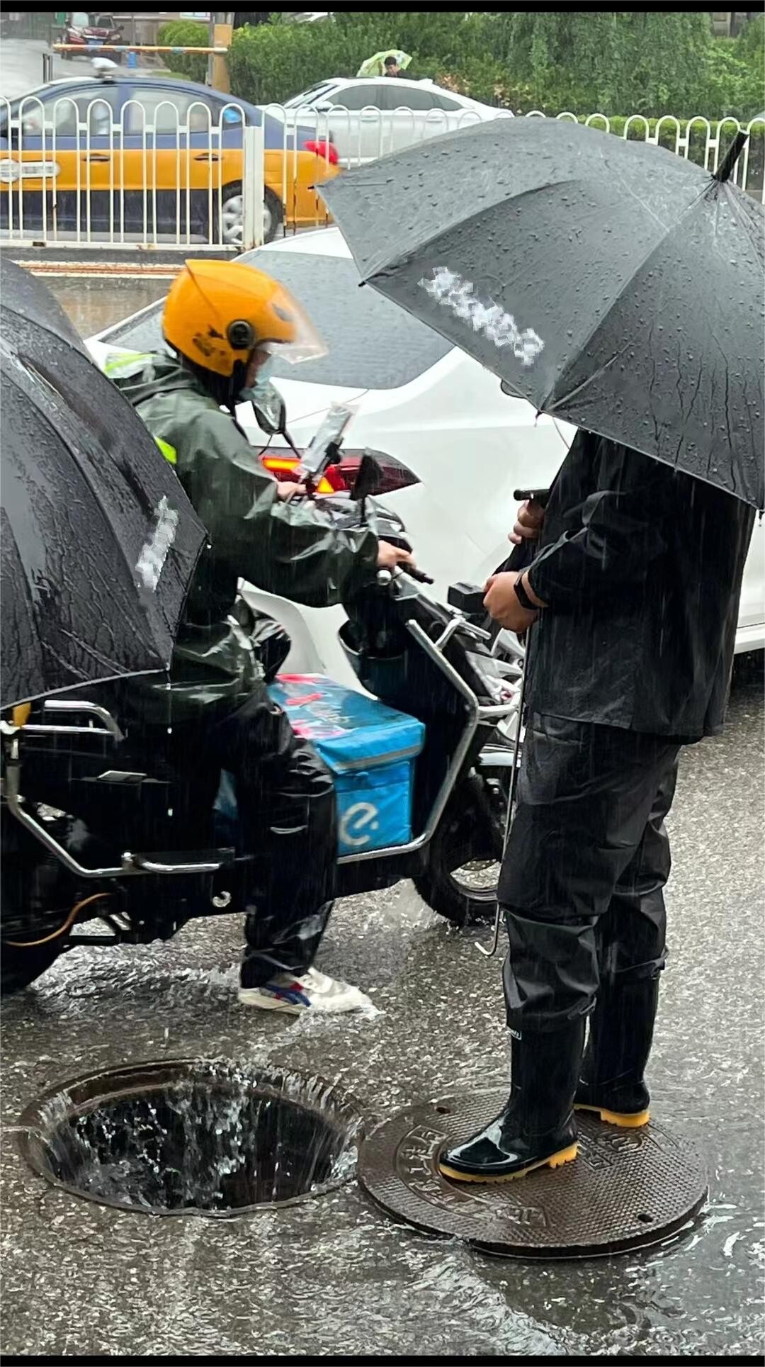 风雨无阻，坚守岗位保障安全