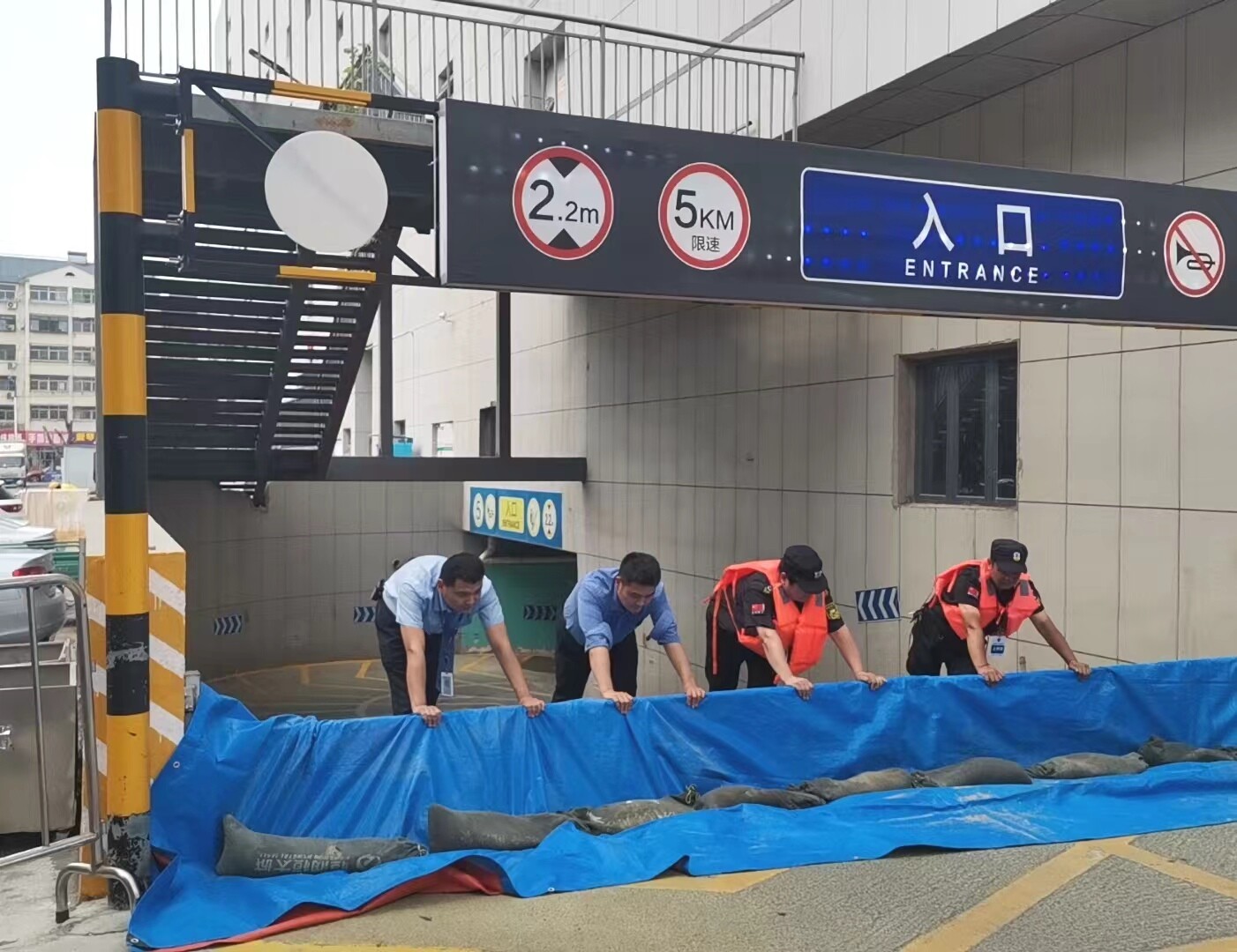 保安暴雨中防洪排涝全力以赴