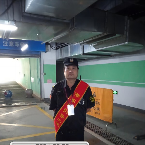 假期商场车辆暴增