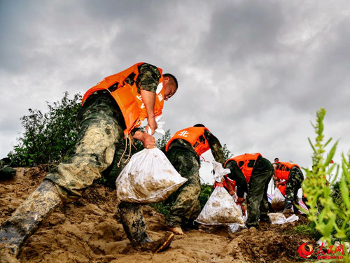 机械换人技术减人 江苏防汛实战演练出“奇兵”