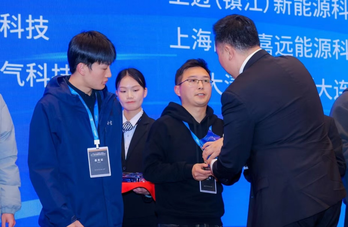 领奖照片1.jpg 领奖照片1.jpg