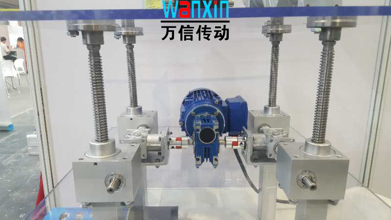 四臺蝸輪絲桿升降機應用案例