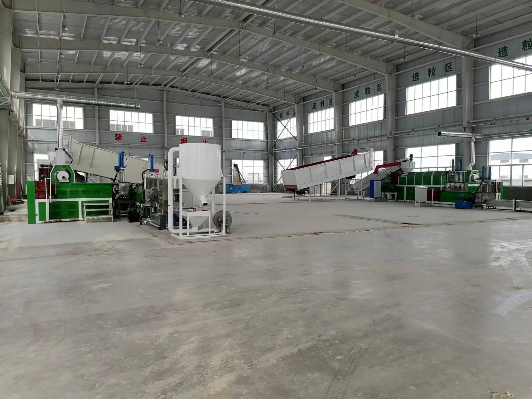 龍利集團(tuán)PE膜、編織袋粉碎造粒生產(chǎn)線