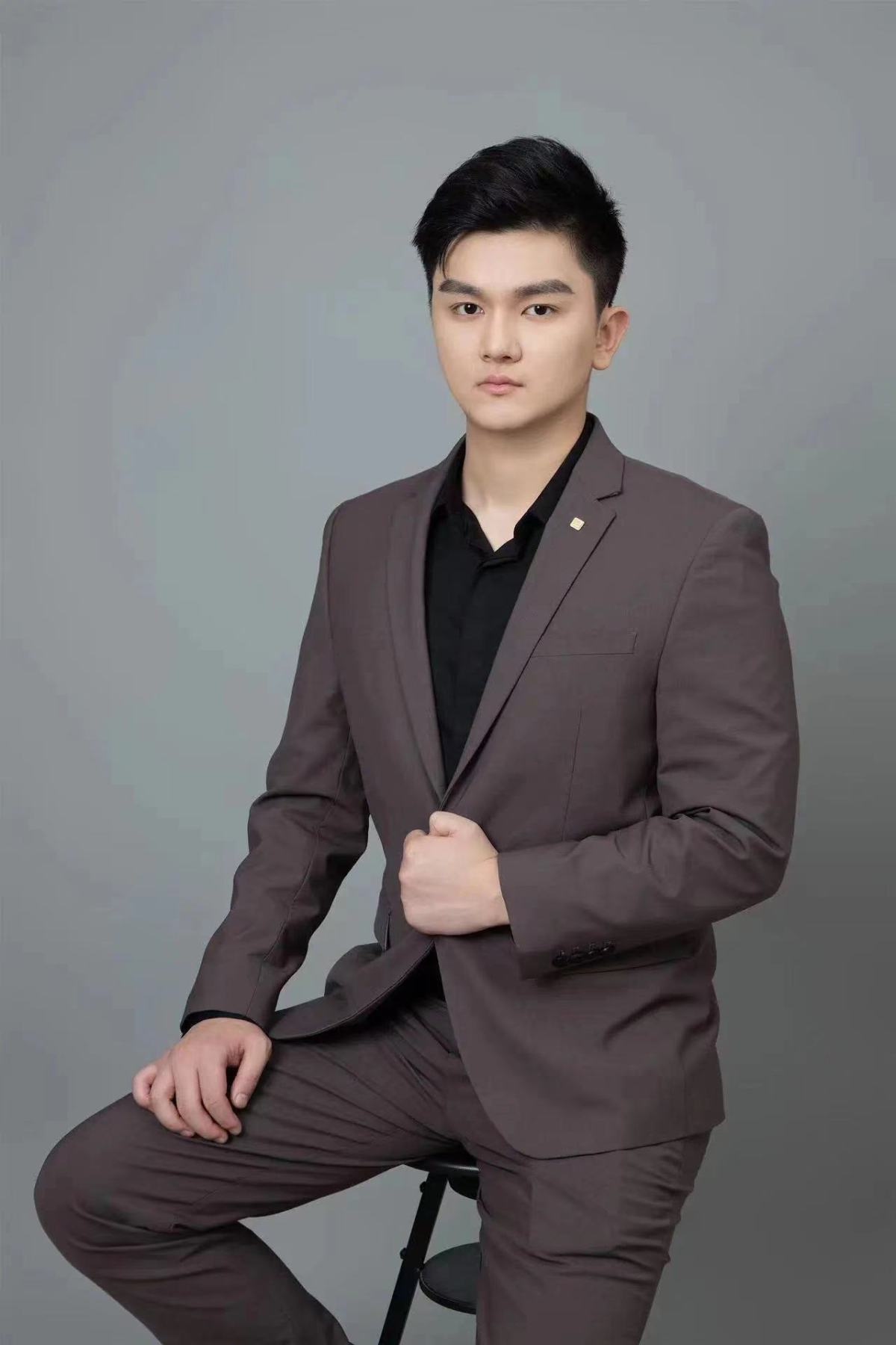 张洪嘉.jpg 张洪嘉.jpg