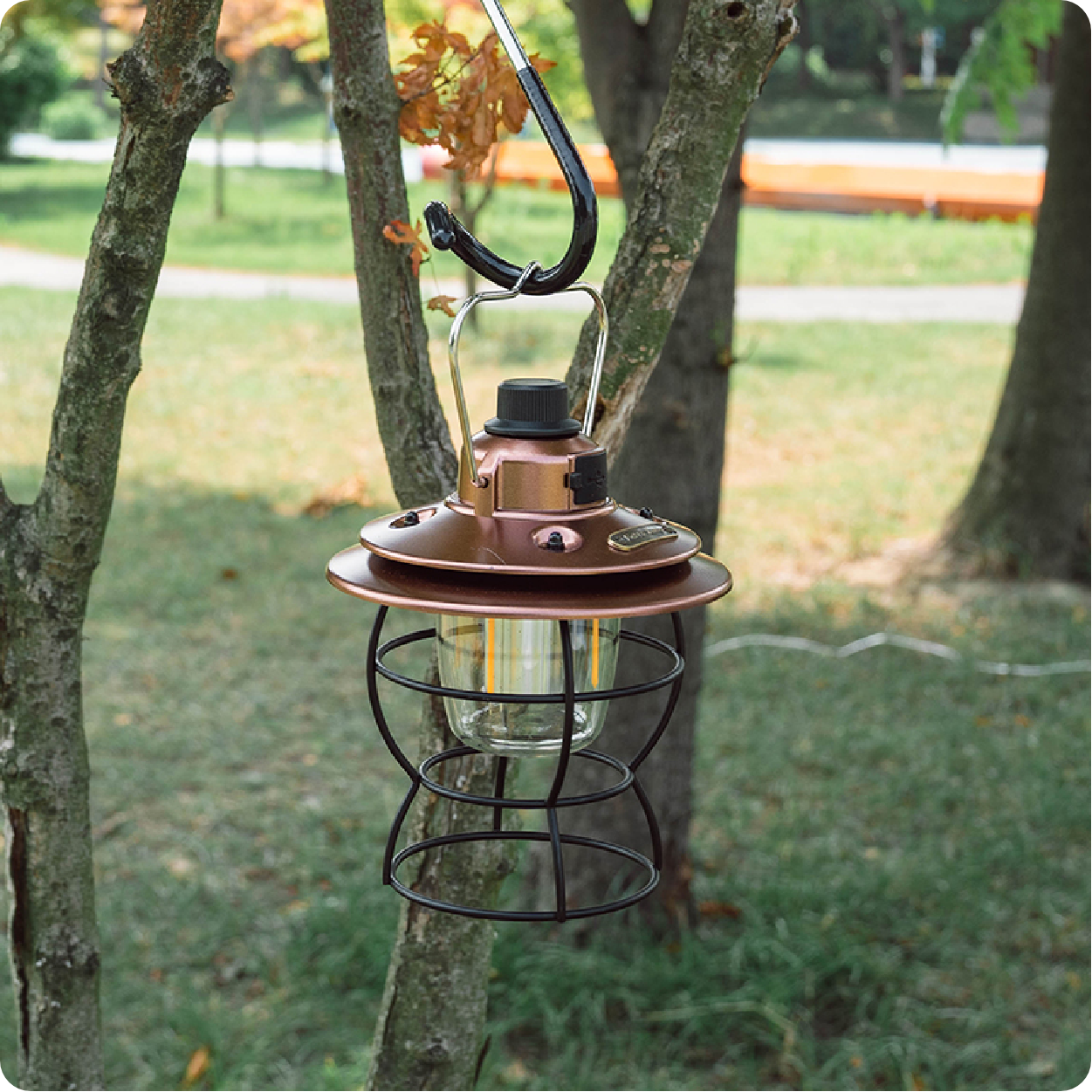 古铜色露营灯