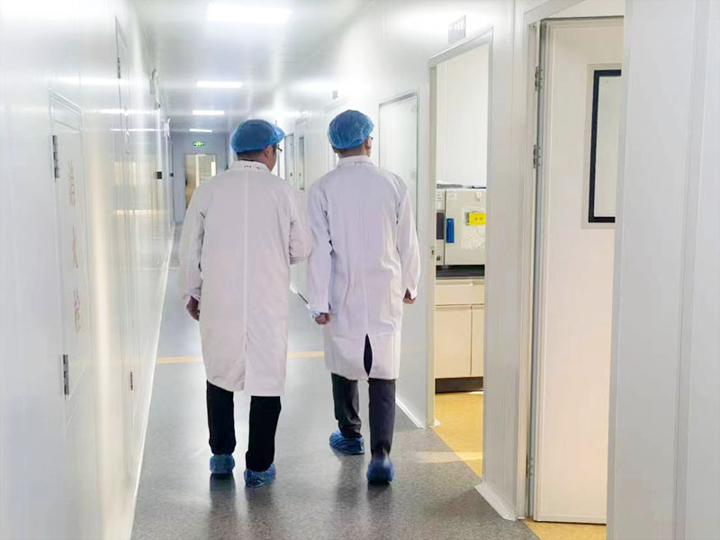 参观合作制药厂的实验室。