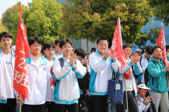 唯尚科技興國夢—科倫多迎接兩千余名師生參觀學習