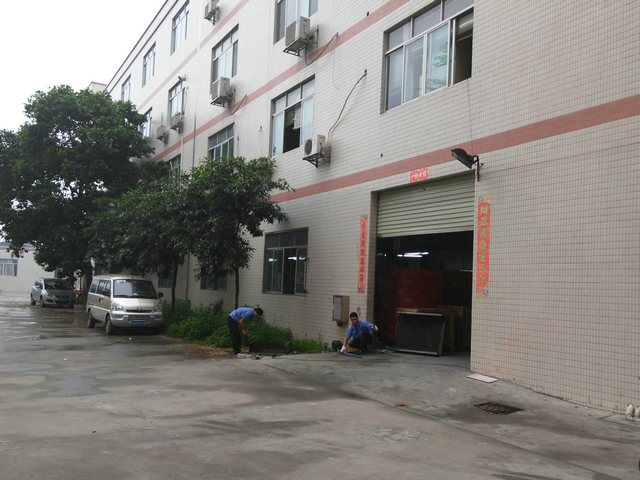 威雅斯车间门口