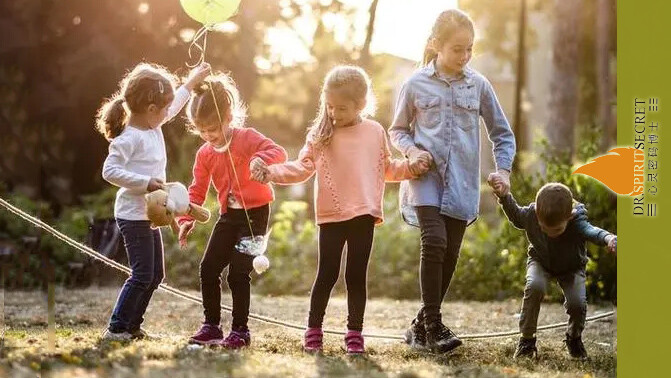 如何陪伴儿童成长？家庭养育主题语句