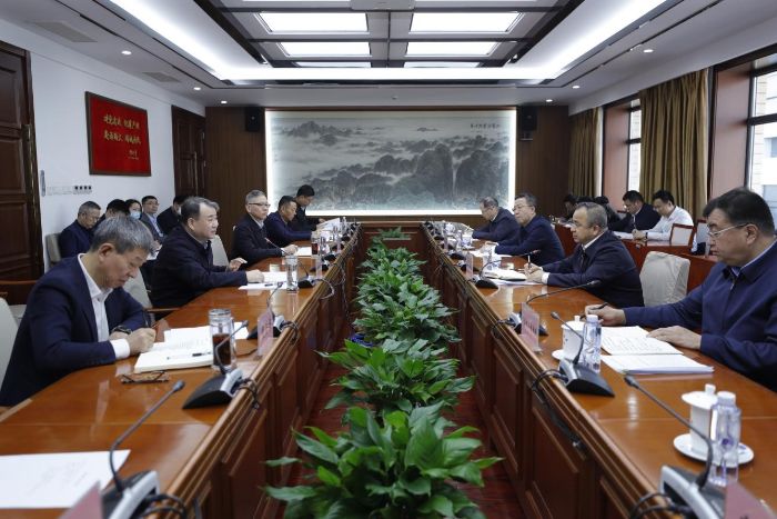 闵宜仁会见新疆维吾尔自治区主席 艾尔肯·吐尼亚孜