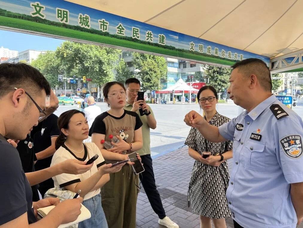新华财经 报道  ——人工智能红绿灯系统助力破解城市交通拥堵