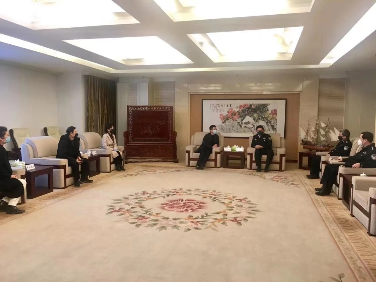 樱泉水业与捐赠处会见并座谈