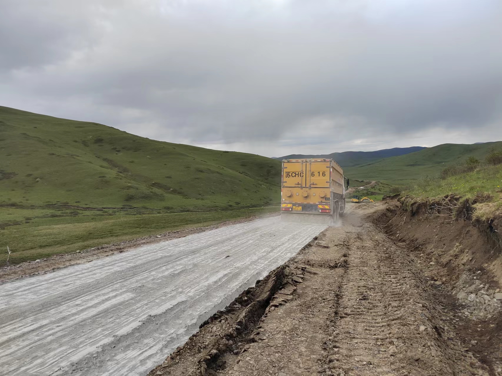 撒布車(chē)在撒布固化劑