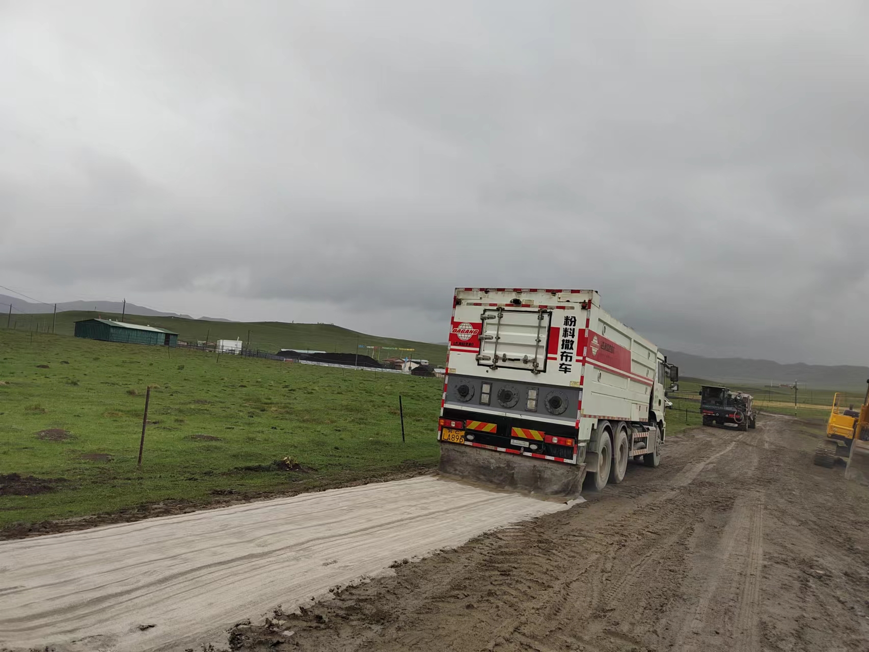 撒布車在撒布固化劑