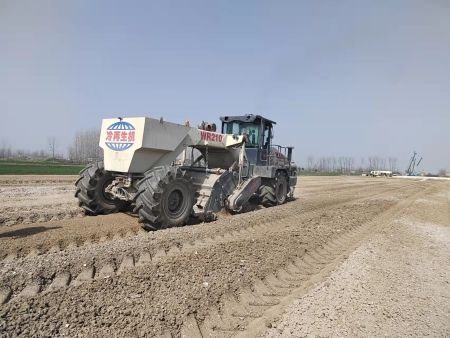 阜淮高速公路灰土拌和