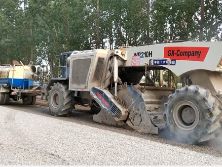 濟(jì)寧國道水穩(wěn)冷再生施工中